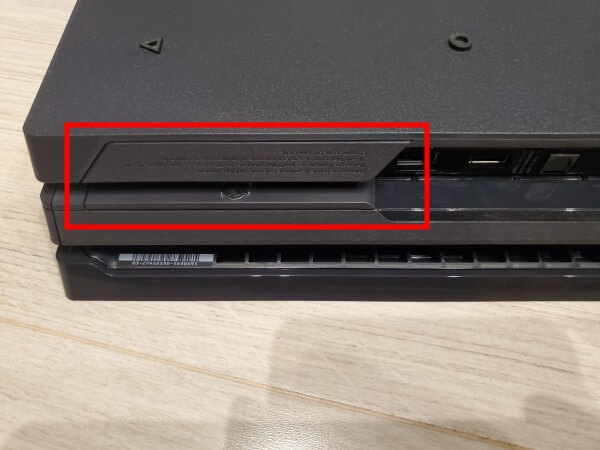 PS4Pro本体を裏返してHDDベイカバーを確認する